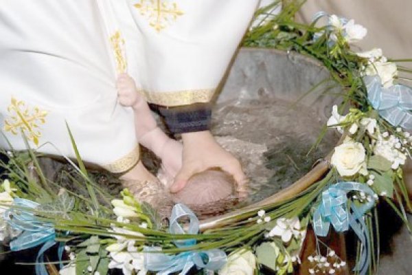 5 copii abandonaţi vor fi botezaţi de Sfânta Maria